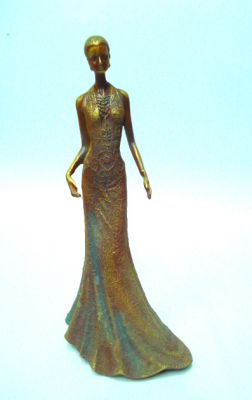 24-011- пластика женска фигура